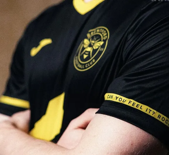 Bambino Brentford 2025/26 Maglia Speciale Hard-Fi CCTV - immagine 3